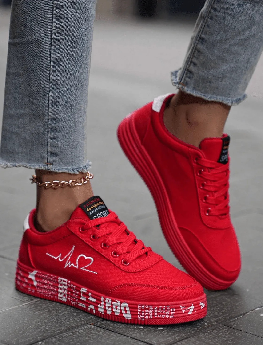 Couple Skate Shoes – Comfortable Lace-Up Sneakers for Men & Women